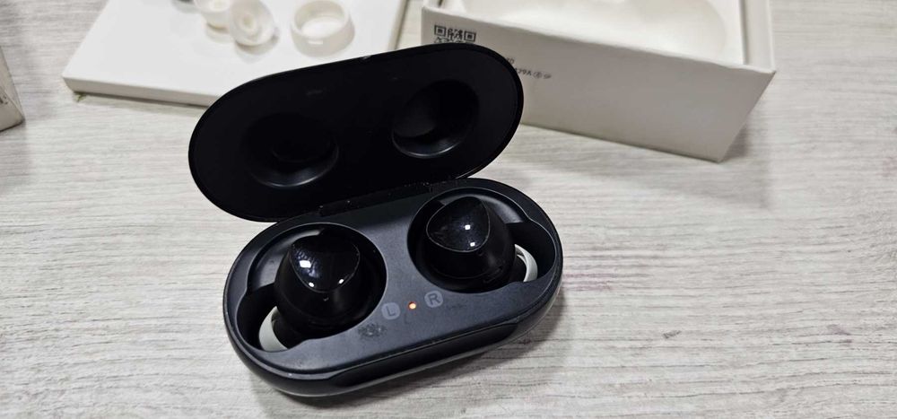 Безжични слушалки Samsung Galaxy Buds R170