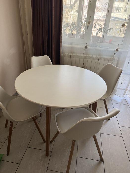 Masa moderna cu 4 scaune