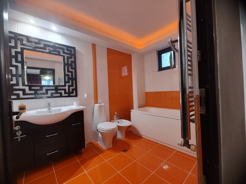 Apartament cu 5 camere, intrare din principala, birouri, agentii etc