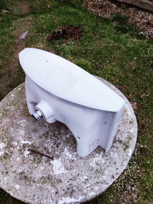 Vând chiuveta folosita, dar in stare foarte bună, cu prindere in peret