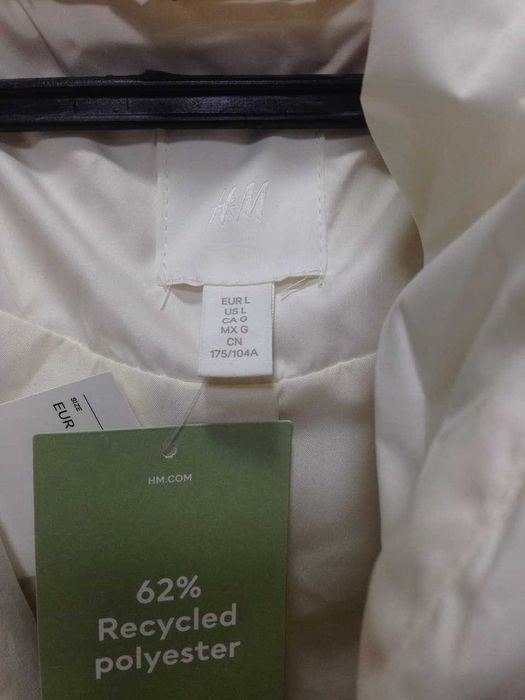 Куртка женская  Белого цвета с капюшоном размер XL