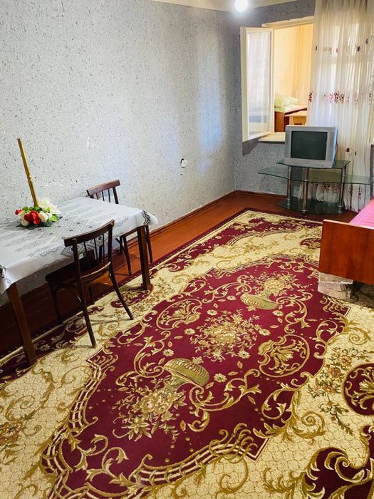 Чирчик шахрида 2х уй стилади октябрь бозорчани олдида 2 чи қават