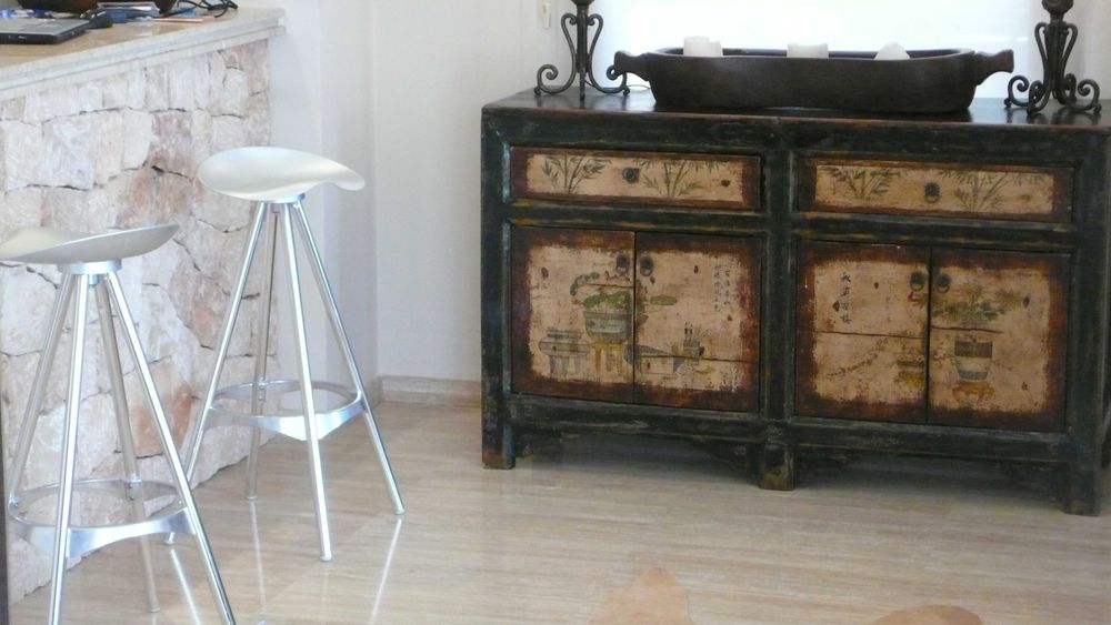 Mobila veche lemn masiv stil asiatic pictate manual. Comoda cufere