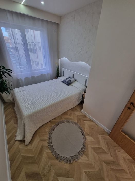 Inchiriez apartament cu 2 camere.