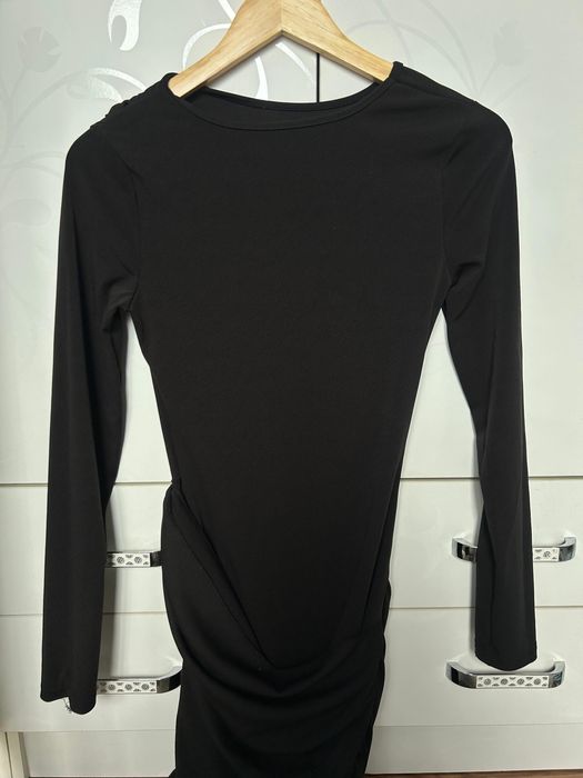 Чёрное обтягивающее платье, М.