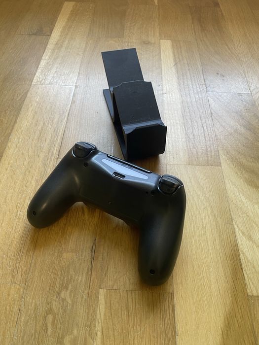 Ps4 slim 1 TB.