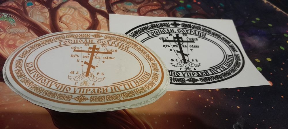 Свечи восковые освещенные