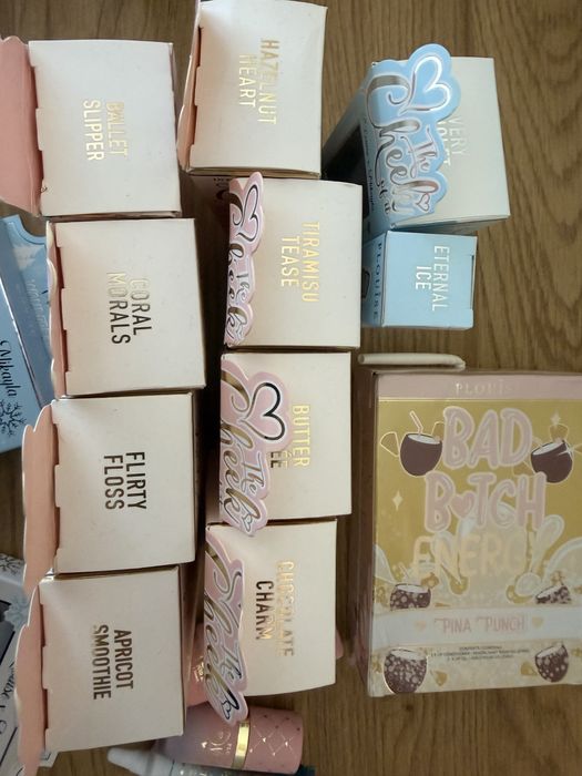 Лот гримове козметика Plouise