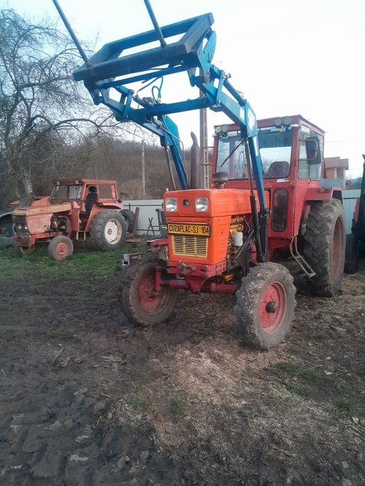 Vând tractor u650 cu incarcator