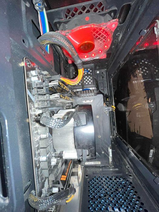 Компютър с мишка и клавиатура