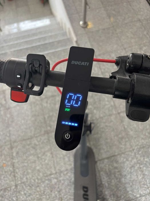 Trotinetă electrică DUCATI PRO-I EVO V3 – stare generală foarte bună