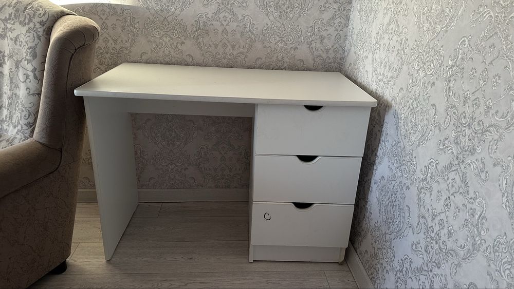 Стол для учебы,компьютера и тд