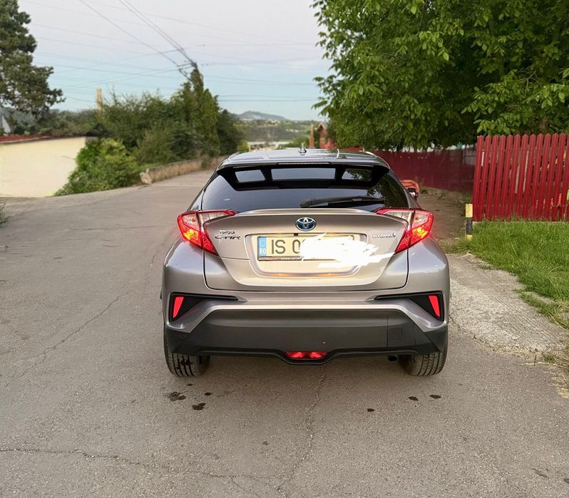 Vând Toyota C-HR