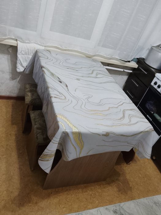 Продам стол с 4 табуретками