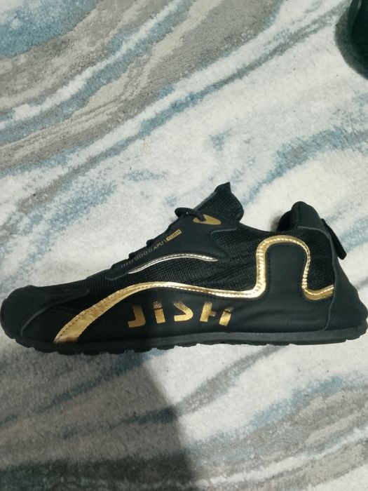 Кроссовки обсолютно новые