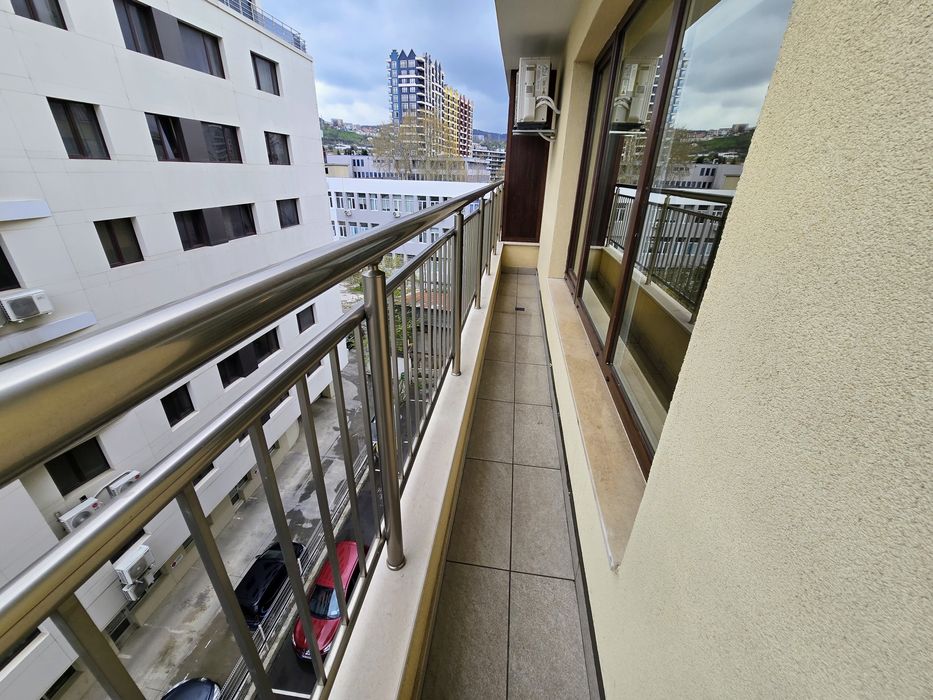 Под наем нов двустаен, Гранд мол