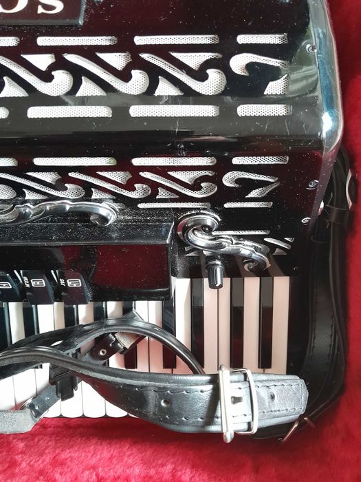 Продавам акордеон Scandalli 120 баса.