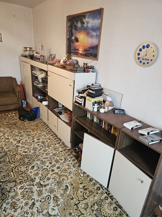 Подарявам обзавеждане, диван, маса, столове и друго