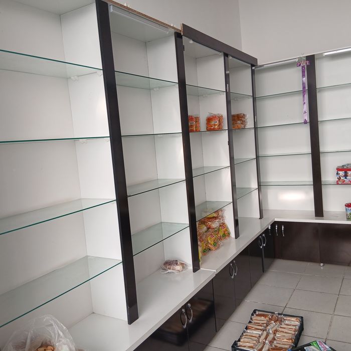 Полка Мебель магазинлар учун тайёр