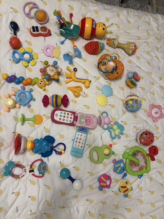 Поодам пакет игрушек