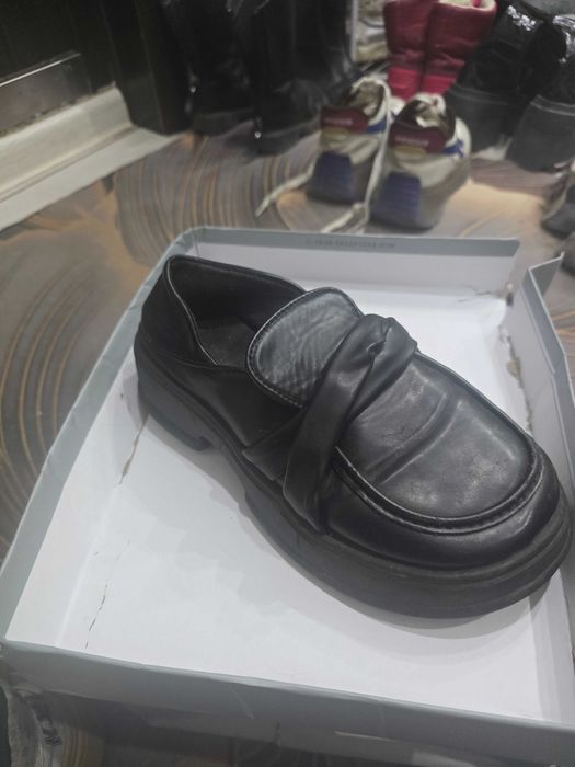 Отдам женскую подрастковую обувь