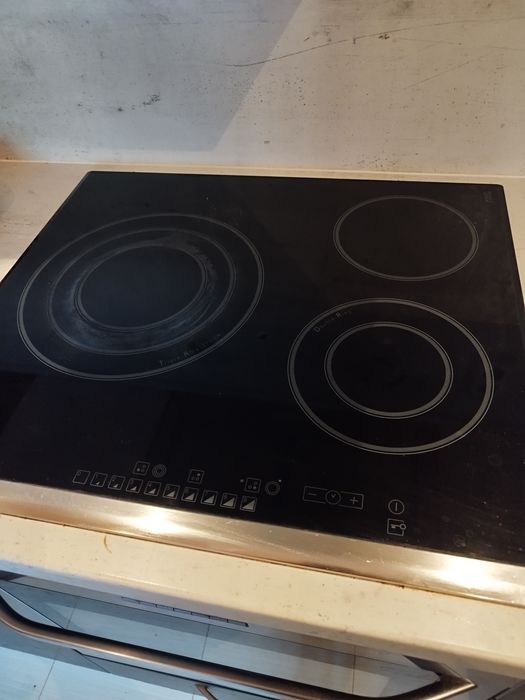ДО ПЕТЪК - Фурна за вграждане AEG и плот Hotpoint Ariston