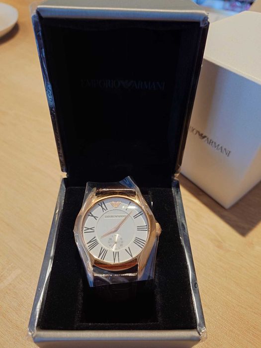 Ceas bărbați Emporio Armani auriu, cu bratara din piele maro nou, cu certificat de autenticitate si cutia originala