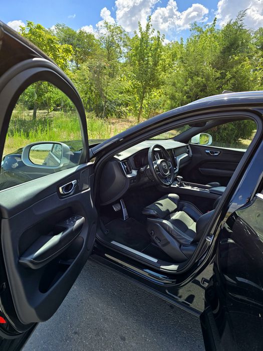 Volvo XC60 2.0 D4 AWD R-Design | Polestar Engineered | Pilot Assist | Harman Kardon | Full LED Matrix | Cârlig | Cameră 360° | Jante 21"