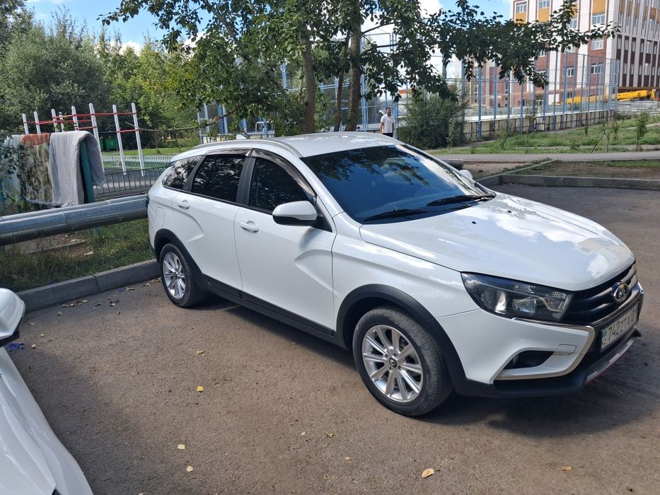 Лада Веста св кросс 1.8 АМТ  2019 год
