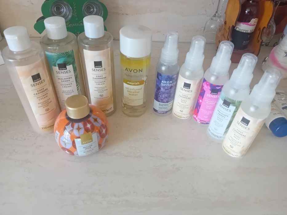 Vând cosmetice pentru femei și barbati