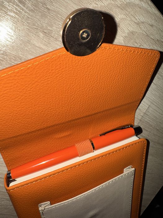 Блокнот Новая красивая с ручкой