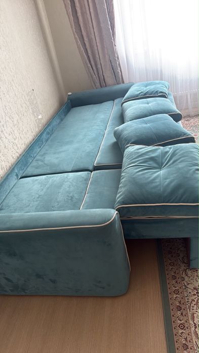 Диван с подушками