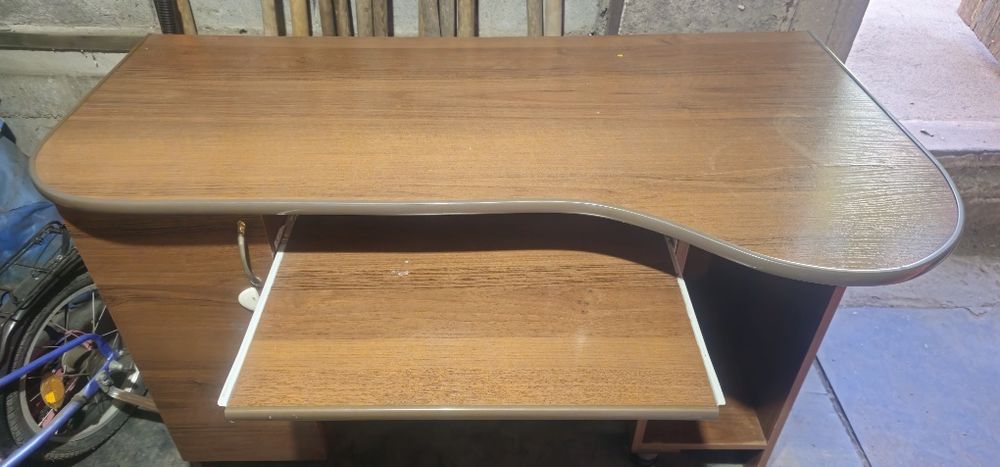 Компьютерный стол.