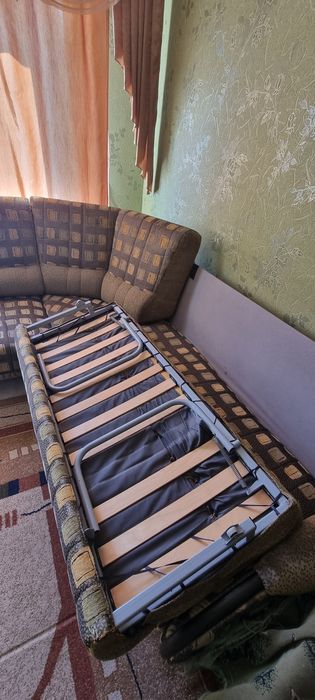 Срочно продам прочный диван с креслом