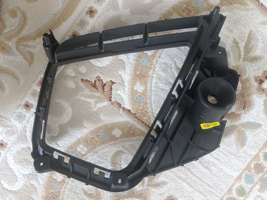 Накладка фары правая Hyundai Tucson NX4