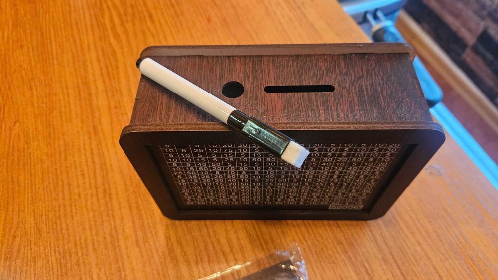 Дървена касичка - 5000 евро за банкноти