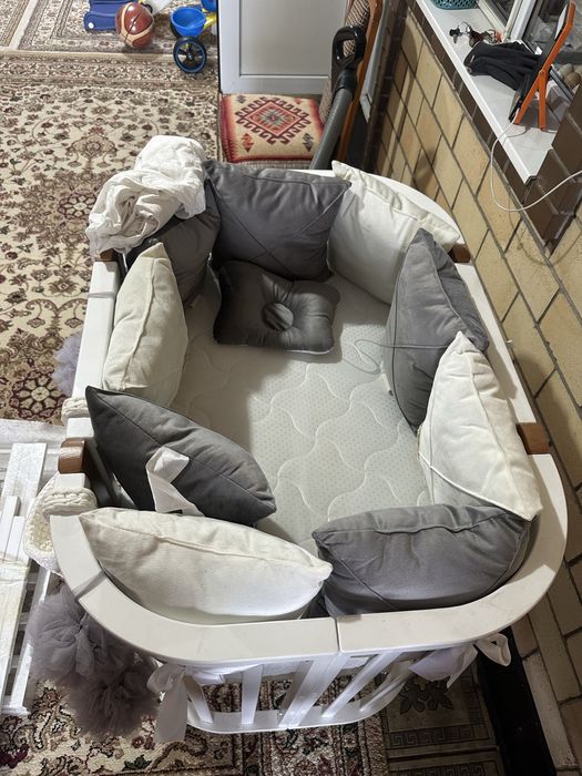 Манеж с матрасом и подушками