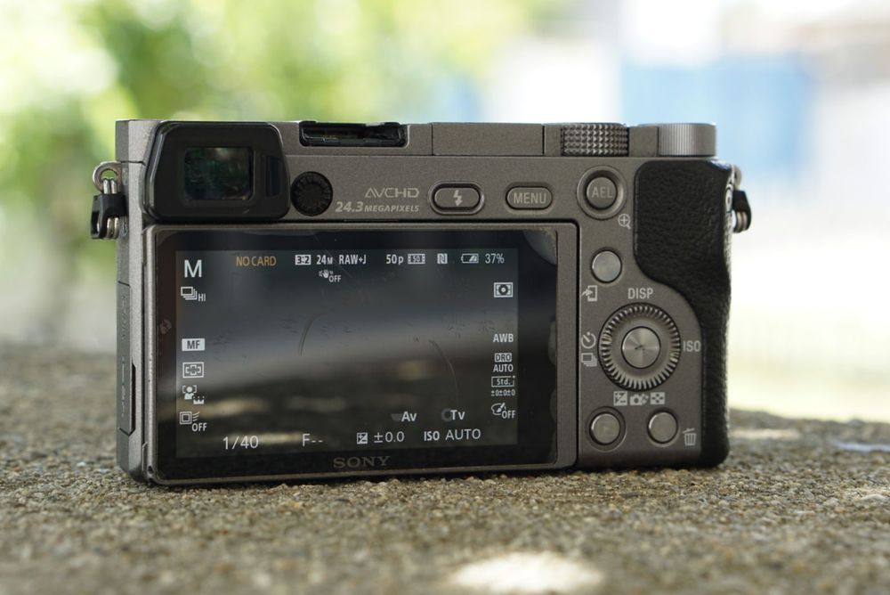 Sony A6000 (Silver Black Edition)