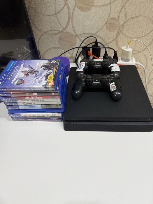PS 4 с игровыми дисками