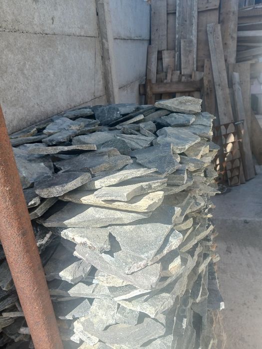 Vand 45/ 50 m2 de piatra