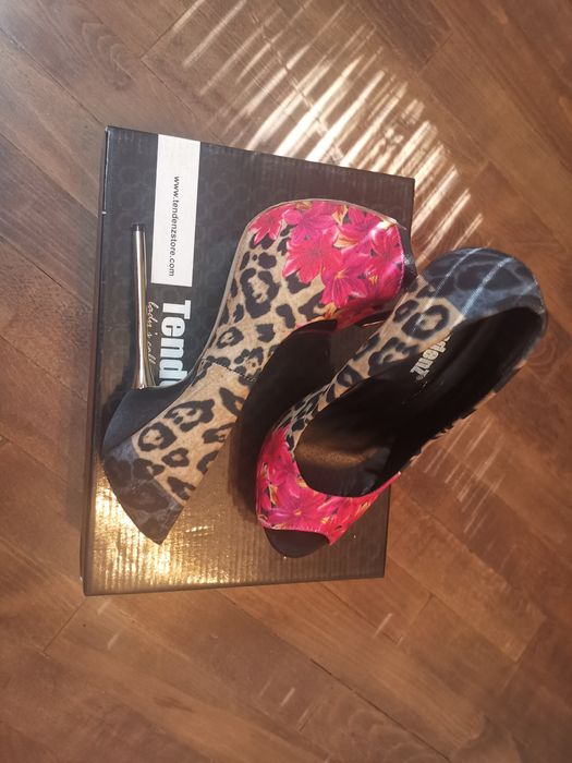 Дамски обувки с метален ток