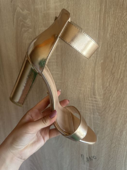 Сандали в златисто -меден цвят