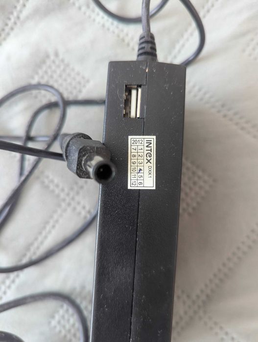 Универсален адаптор за лаптопи с преходник за кола