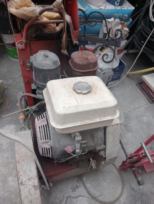 Vând mașina de tăiat beton