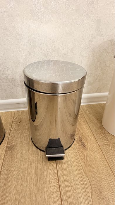 Мусорные ведра.