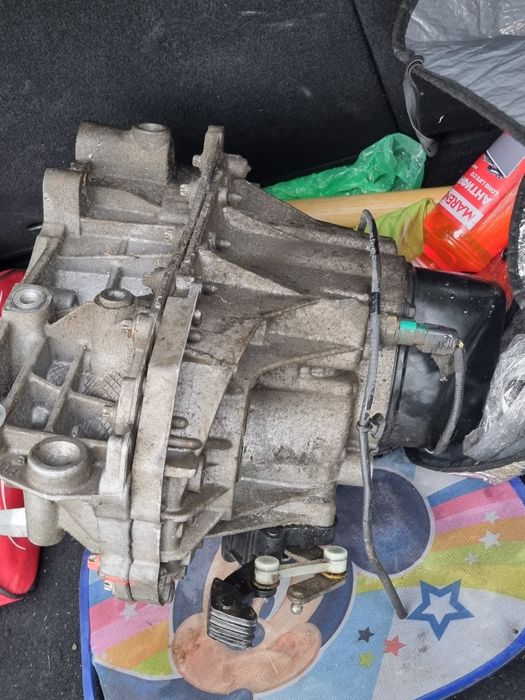 Скоростна кутия за Дачия Сандеро 1.2  2014. Кутията  е с помпа.