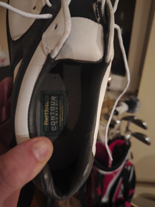 Комплекта е чисто нов стикове и обувки  .размер на обувките 44  Продавам отличен комплект за голф на една от най-добрите марки в света – Cleveland Go