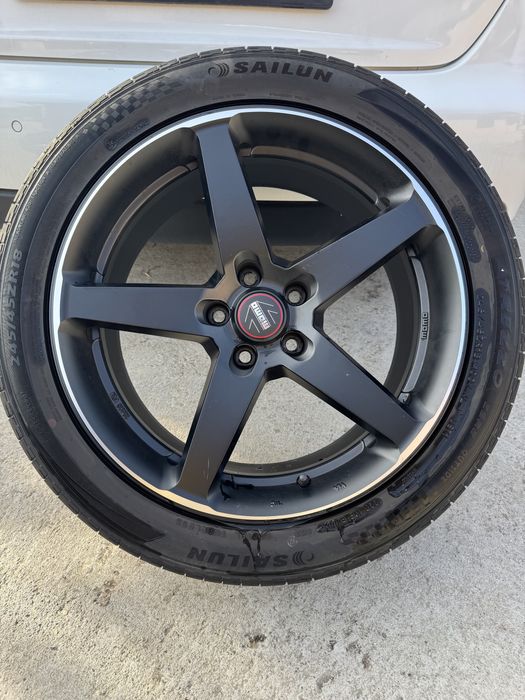 Roti / Jante Momo 5x112 R18 ET 25 concave 8J negre cauciucuri vara 245/45/18 DOT 5123