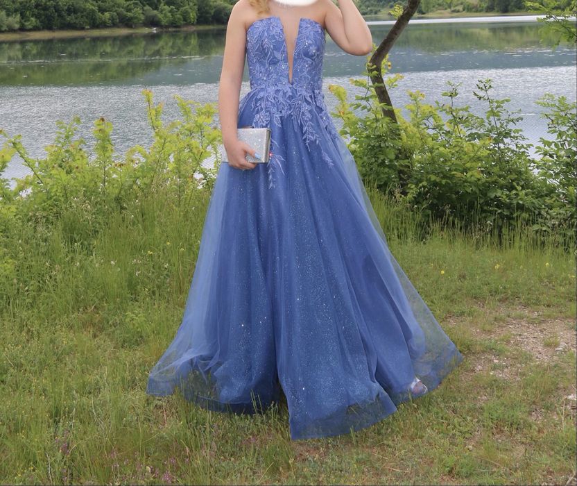 Синя бална рокля