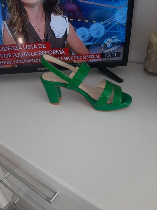 Vând sandale la nr37